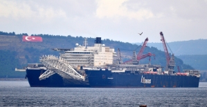 Dünyanın en büyük inşaat gemisi Çanakkale Boğazı'ndan geçti