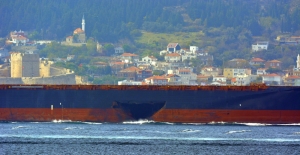 Hasarlı konteyner gemisi Çanakkale Boğazı'ndan geçti