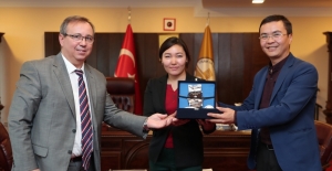 Kırgız akademisyenler TÜ'yü ziyaret etti