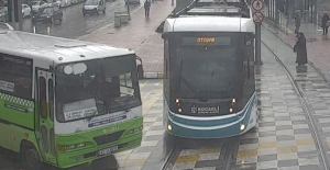 Kocaeli'de tramvay kazası güvenlik kamerasında