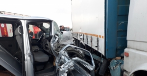 Gebze'de kamyonla minibüs çarpıştı: 4 yaralı