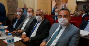 Lösemiye dikkati çekmek için meclis toplantısında cerrahi maske taktılar
