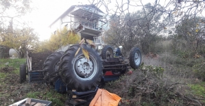 Devrilen traktörün altında kalan sürücü öldü