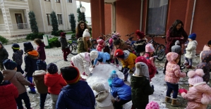 Edremit'te anaokulu öğrencileri karla tanıştı