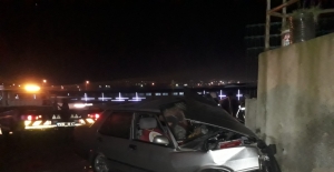 Gebze'de otomobil duvara çarptı: 1 yaralı