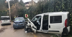 Kocaeli'de otomobil ile hafif ticari araç çarpıştı: 6 yaralı