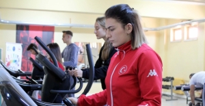 Öğrenciler okulun fitness salonunda zayıflıyor