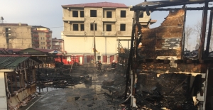 Sakarya'da ahşap iş yerleri yandı