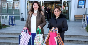 Ataşehir'de kadınlar çevre için bez çanta dikiyor