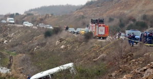 Balıkesir'de şarampole devrilen minibüsün sürücüsü öldü