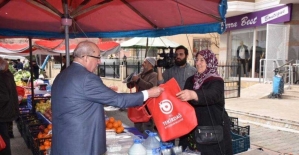 Başkan Albayrak vatandaşlara bez torba dağıttı