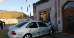 Bilecik'te otomobil market duvarına çarptı: 2 yaralı