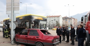Bursa'da otomobille halk otobüsü çarpıştı: 1 yaralı