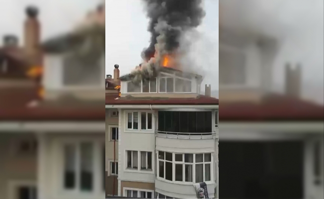 Çatıda çıkan yangın öğrenci evine sıçradı