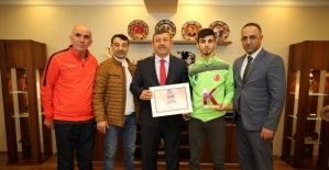 Dünya şampiyonu sporcudan Başkan Karabacak’a ziyaret