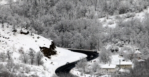 Kırklareli'nde kar yağışı nedeniyle kapanan köy yolları