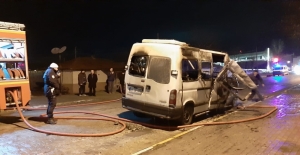 Kırklareli'nde seyir halindeki minibüs yandı