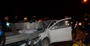 Kocaeli'de otomobil bariyerlere çarptı: 2 yaralı