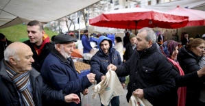 Maltepe Belediyesince pazarda bez çanta dağıtıldı