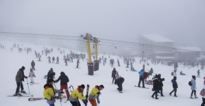 Uludağ'da yoğun sis tatilcilere engel olmadı