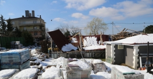 Beykoz'da deponun çatısı çöktü