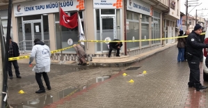 Bursa'da tapu dairesi önünde silahlı kavga