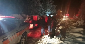 Karda mahsur kalan 5 kişiyi itfaiye kurtardı