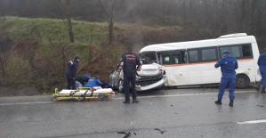 Kocaeli'de öğrenci servisiyle otomobil çarpıştı: 1 ölü, 9 yaralı