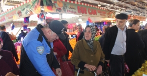 Polisten pazar yerinde vatandaşlara uyarı