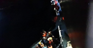 Sürüklenen bottaki düzensiz göçmenleri sahil güvenlik kurtardı