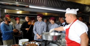 Aşçılık öğrencilerine türküsü eşliğinde ciğer dersi