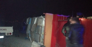 Bursa'da arı kovanı yüklü kamyon devrildi: 2 yaralı