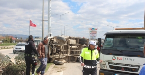 Bursa'da kamyonet devrildi: 3 yaralı