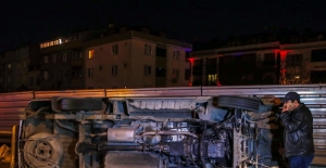 Gaziosmanpaşa'da minibüs devrildi: 3 yaralı