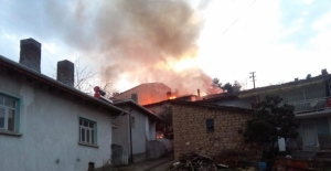 İnhisar ilçesinde iki ev yandı