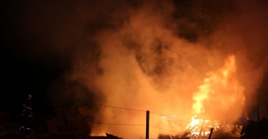 Gebze'de palet imalathanesinin depolama alanında yangın