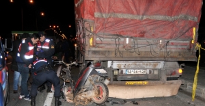 Park halindeki kamyona çarpan motosikletli öldü