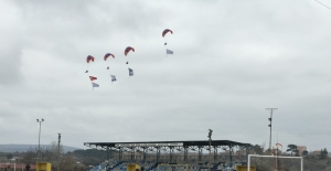 THK pilotlarından motorlu yamaç paraşütü gösterisi
