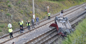 Bilecik'te otomobil tren rayına devrildi: 1 yaralı