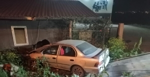 Bursa'da yoldan çıkan araç bekçi kulübesine çarparak durdu