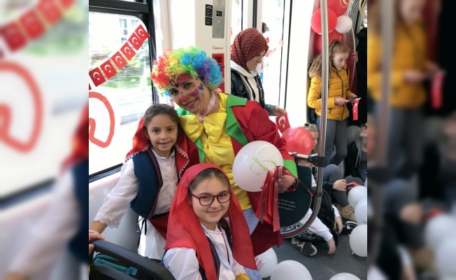Dünya çocukları 23 Nisan'ı tramvayda kutladı