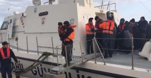 Ege açıklarında lastik botta 44 düzensiz göçmen yakalandı
