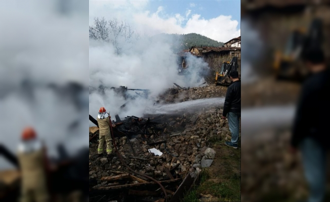 İnhisar ilçesinde 3 ev yandı