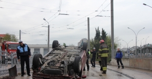 Kocaeli'de tramvay yoluna giren otomobil devrildi: 1 yaralı