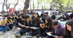 Lisesi öğrencileri Erdek Cumhuriyet Alanı'nda kitap okudu