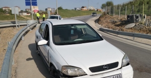 Gebze'de otomobil bariyerlere çarptı: 2 yaralı