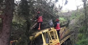 Sakarya'da kamyon devrildi: 1 ölü, 2 yaralı