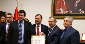 Süleymanpaşa Belediye Başkanı Yüksel, mazbatasını aldı