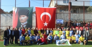 Türk ve Yunan veteran futbolcular dostluk maçı yaptı