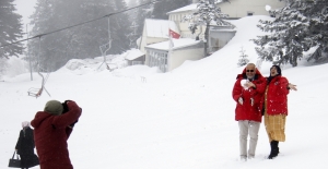 Uludağ'ın ziyaretçilerine baharda kar sürprizi